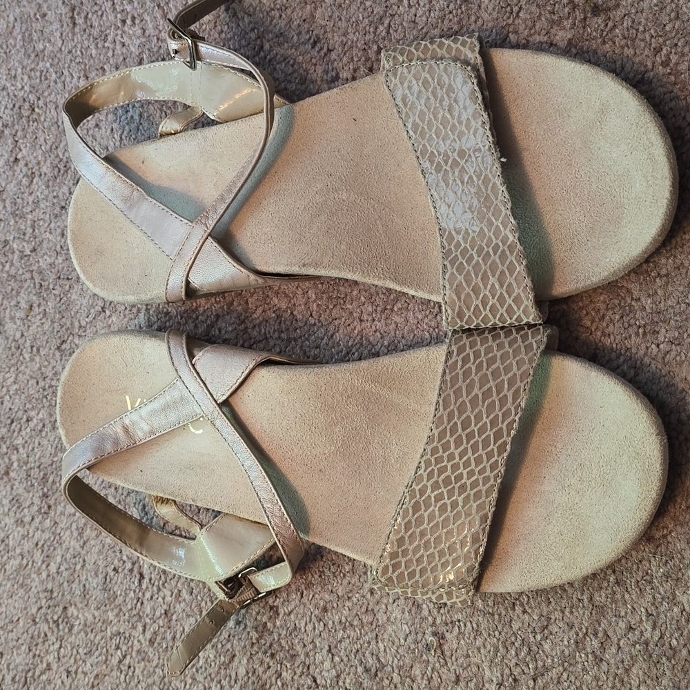 Vionic Sondra taupe sandal euc